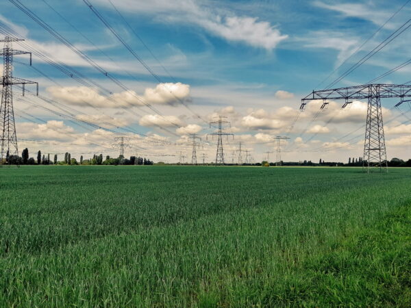 Stromtrasse Stromleitungen Strommasten Kraftwerk Jänschwalde Portrait Jennifer Metzler
